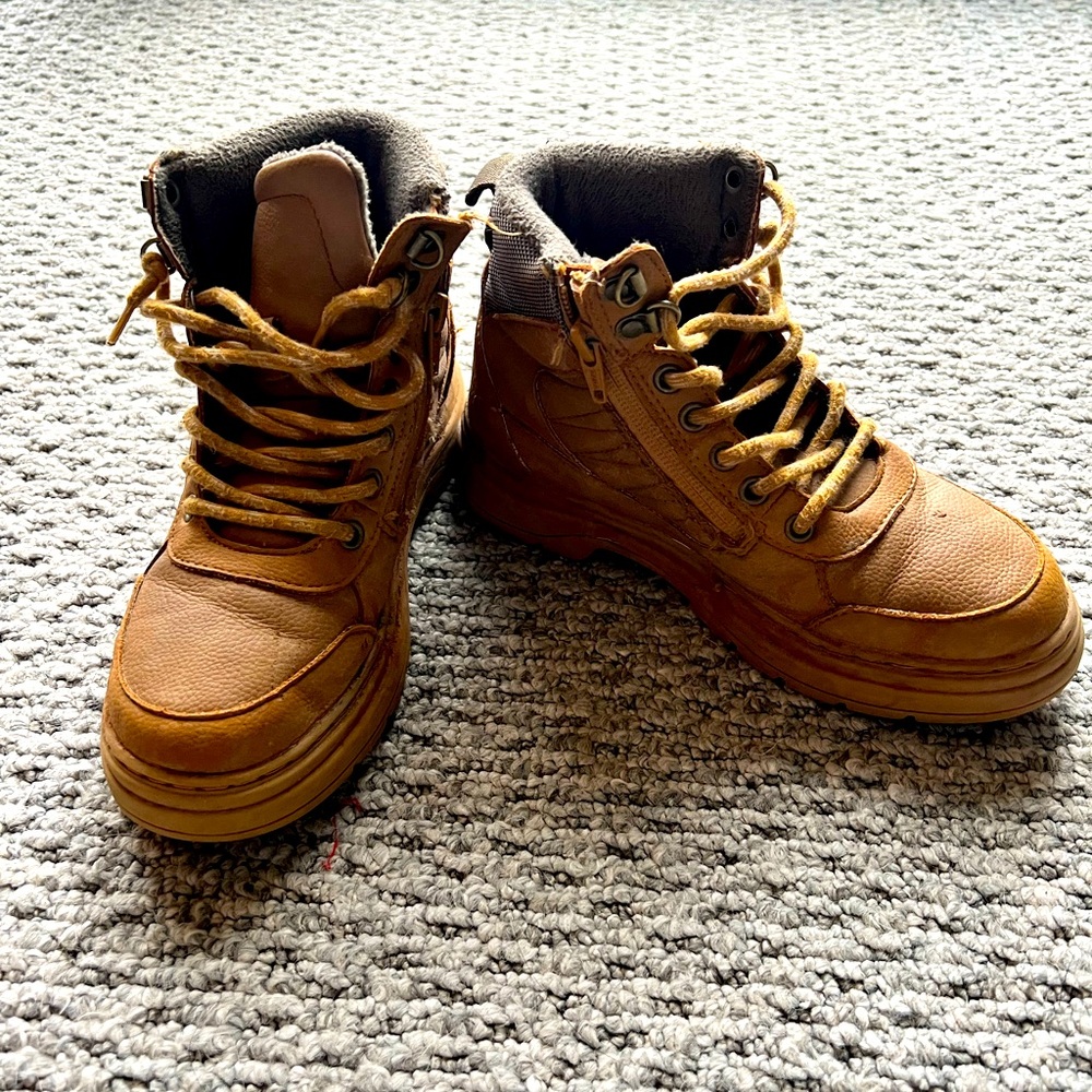 🥾 ZARA Unisex Hiking Boots – Kid Size 3/ Big Kid 4.5